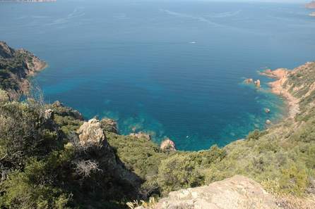 Vue plongeante sur une crique rocheuse aux eaux turquoises