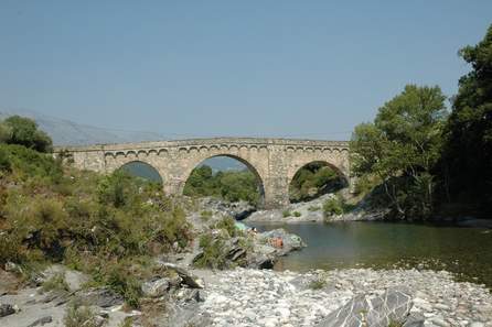 Pont Gênois par dessus la rivière